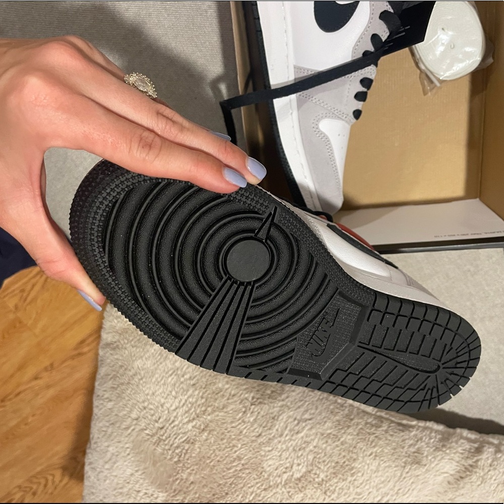 New Jordan 1 Retro High. “Light Smoke Grey” - Picture 3 of 7